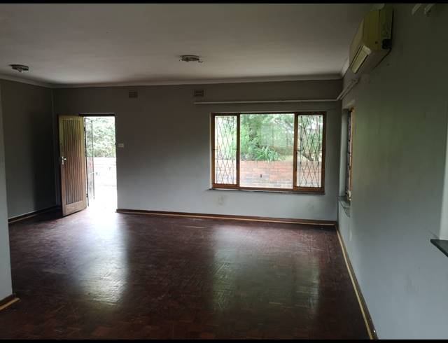 3 BEDROOM HOUSE RENTED IN BISLEY